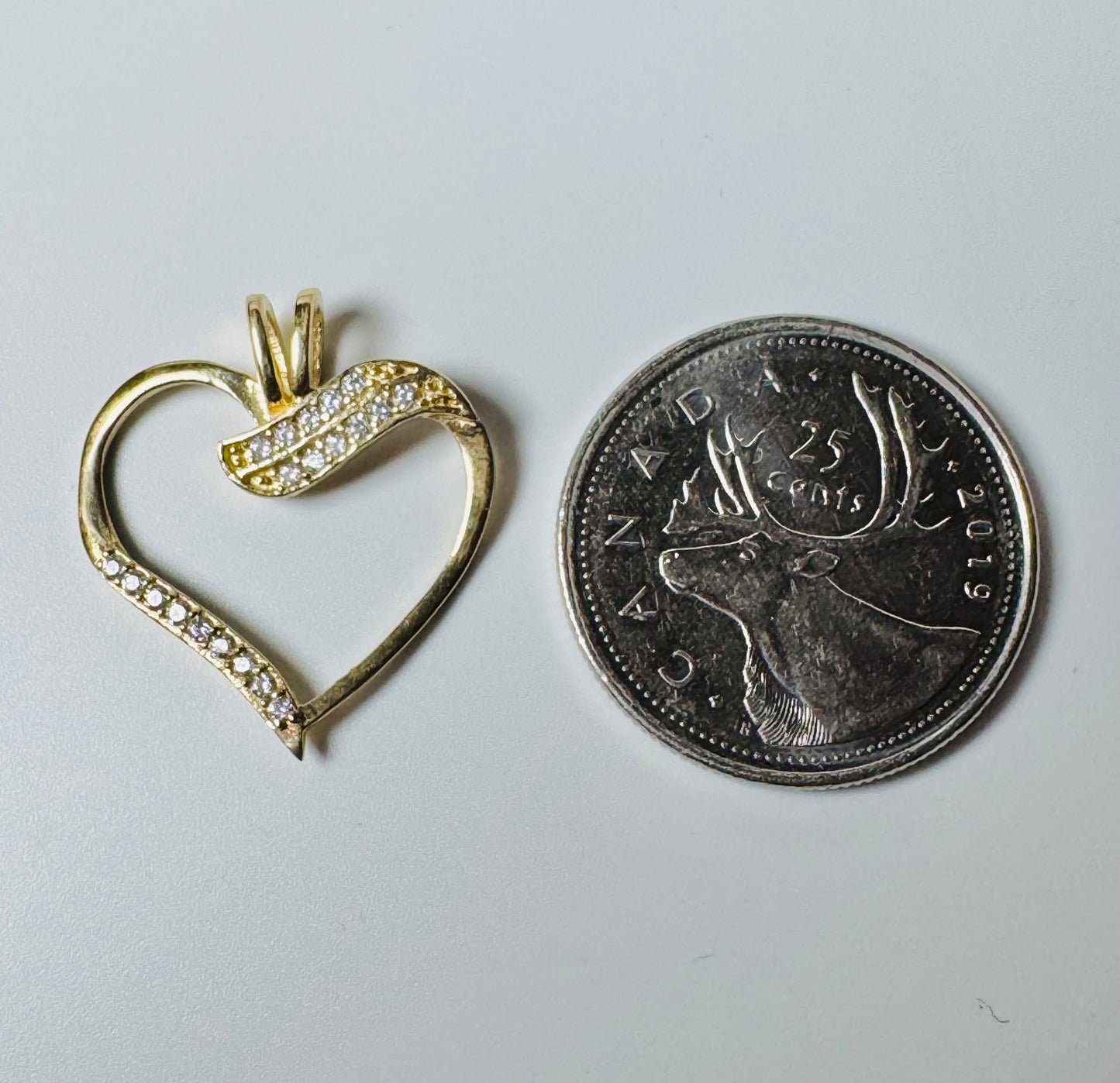 #424 Pendentif cœur avec attache intégrée et zircon neuf en or 10k