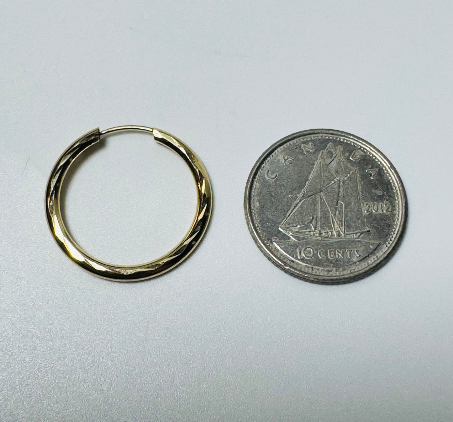 #309 boucles d’oreilles petites anneaux avec gravure en or 10k