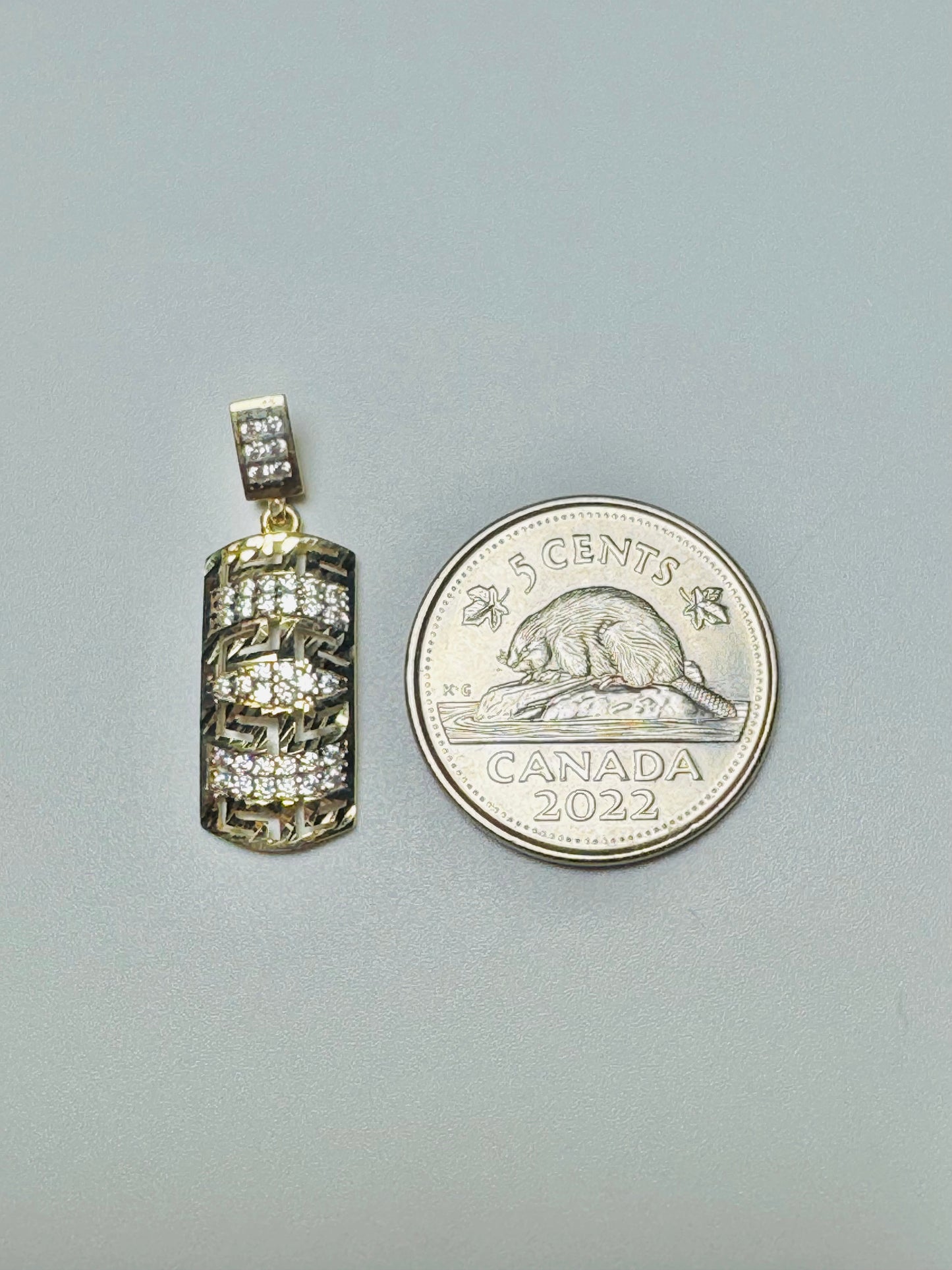 #415 Pendentif médusa arrondi avec zircon en or 10k