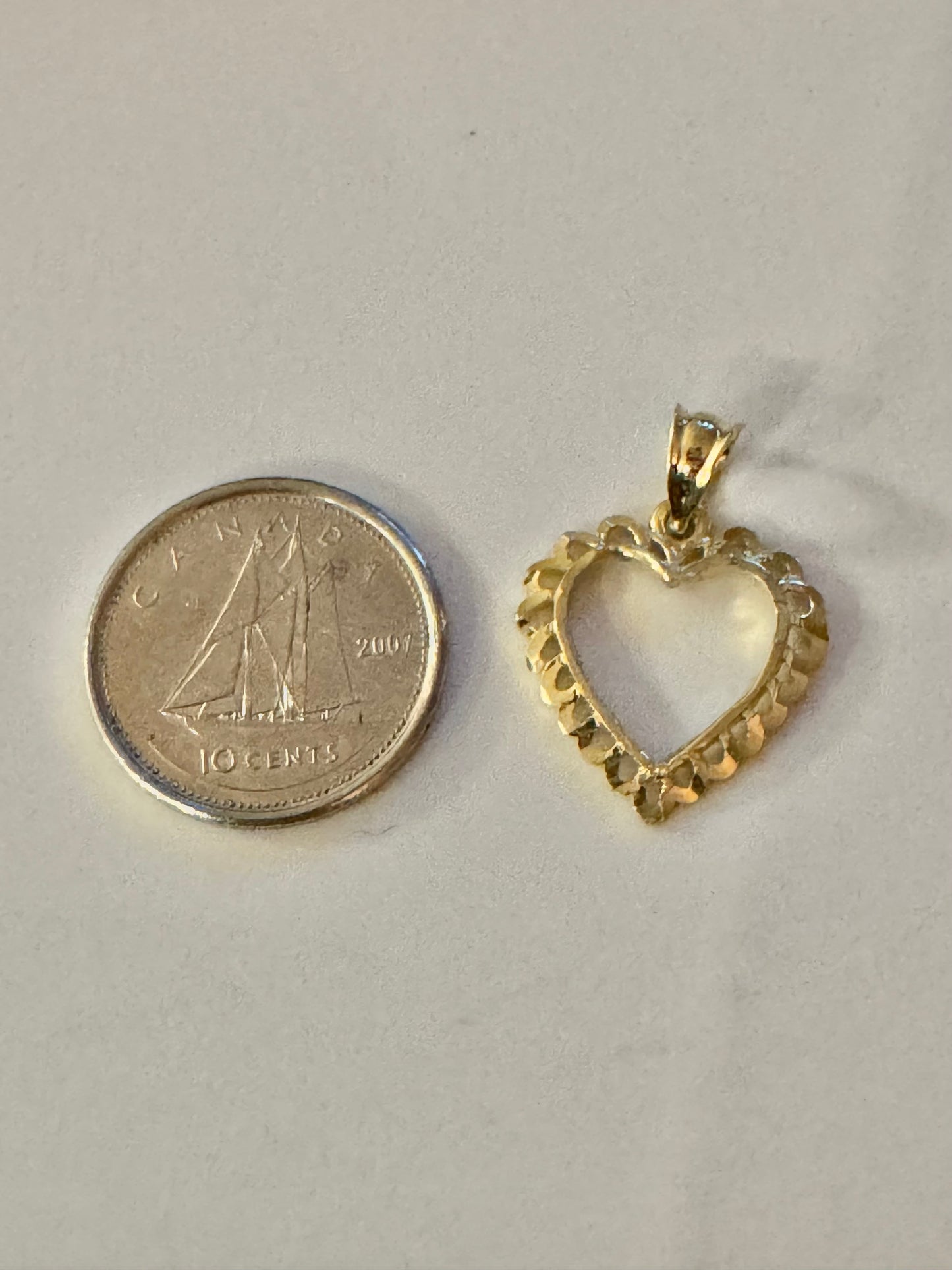 Colgante de contorno ondulado de oro de 10 quilates n.° 403