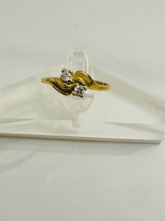 #211 bague centre entrelacé avec zircon en or 10k