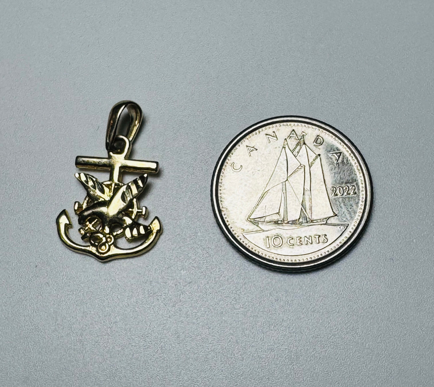#470 colgante de ancla con pájaros en oro de 10k
