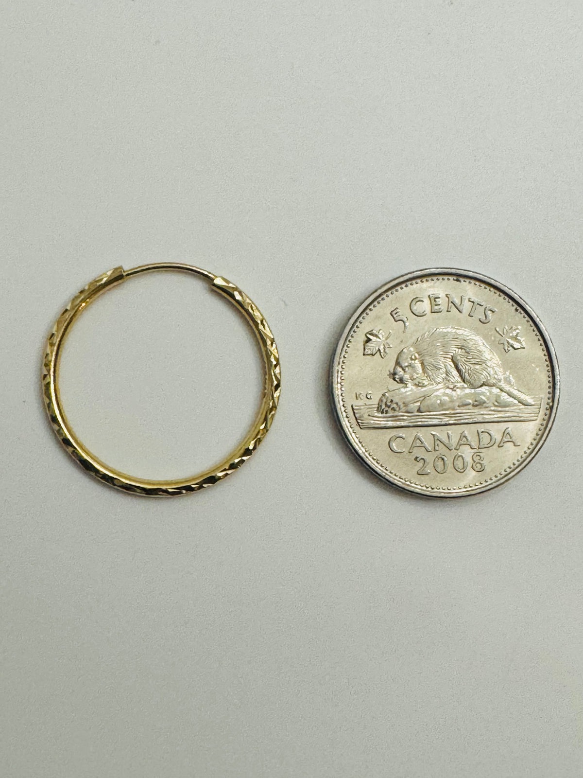 #322 boucles d’oreilles anneaux avec gravure fermoir intégré 5 cents en or 10k