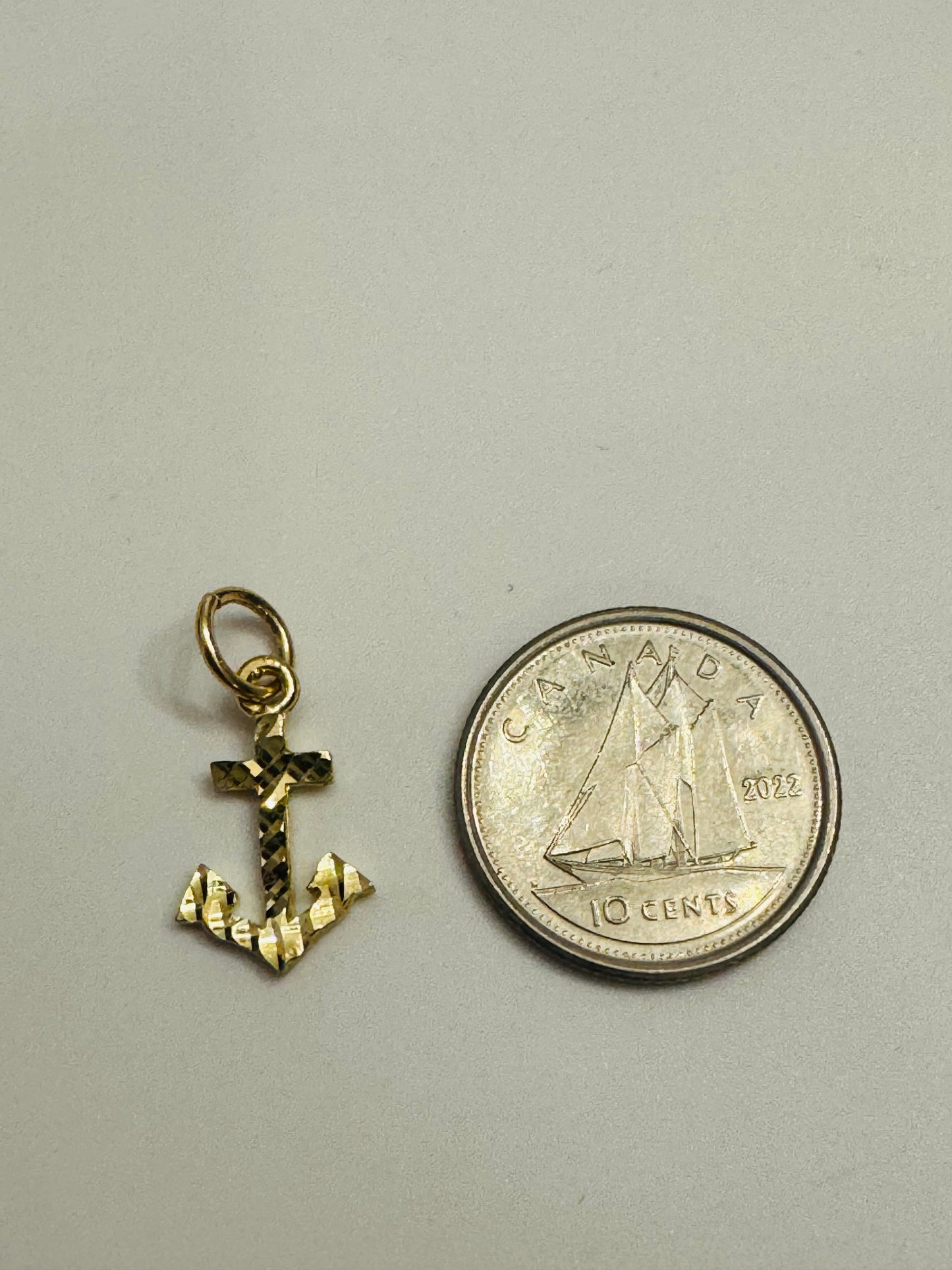#466 pendentif petit ancre de bateaux en or 10k