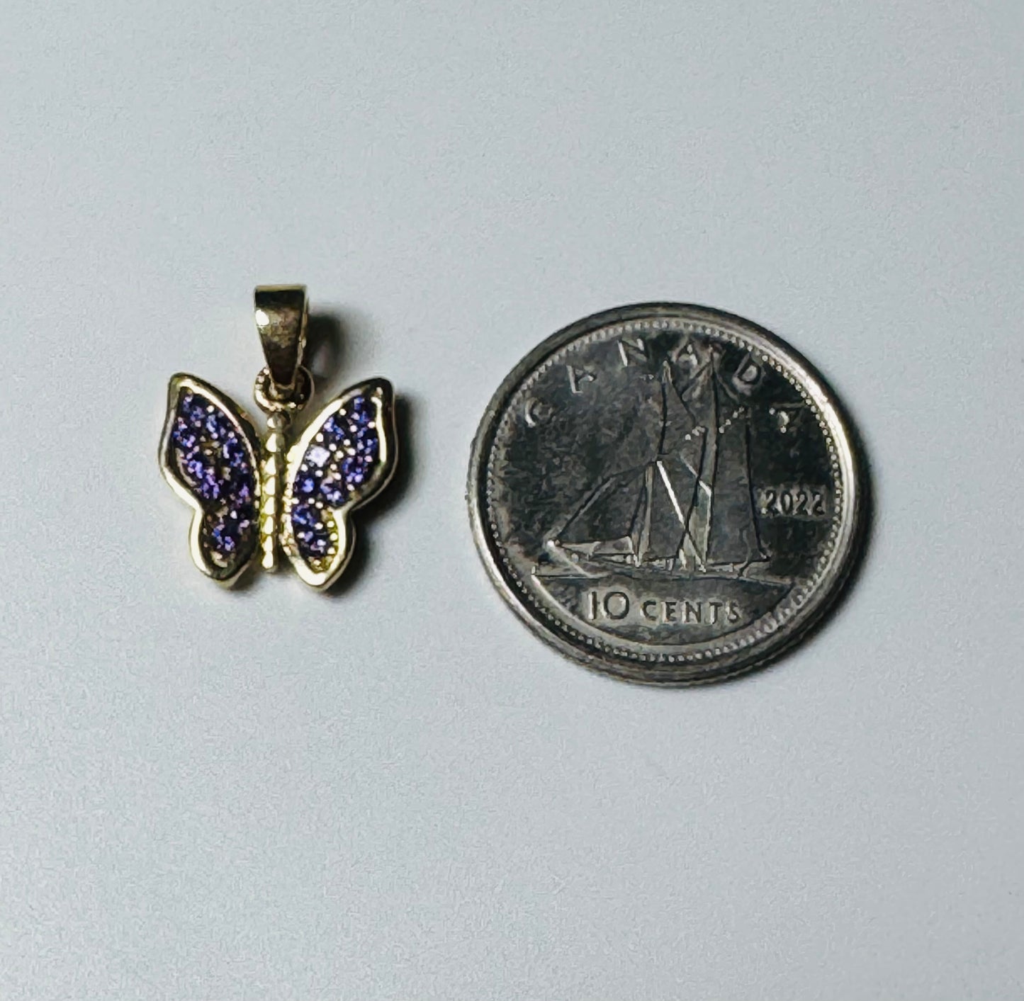 #444 Colgante de mariposa con circonita morada en oro de 10k