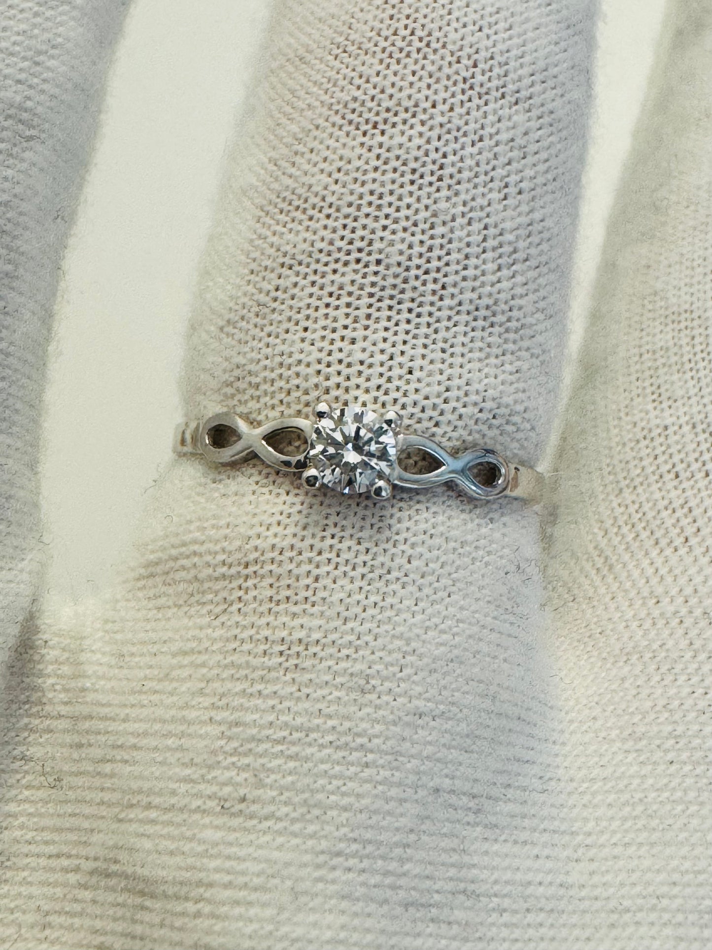 #205 bague infinie avec zircon en or blanc 10k