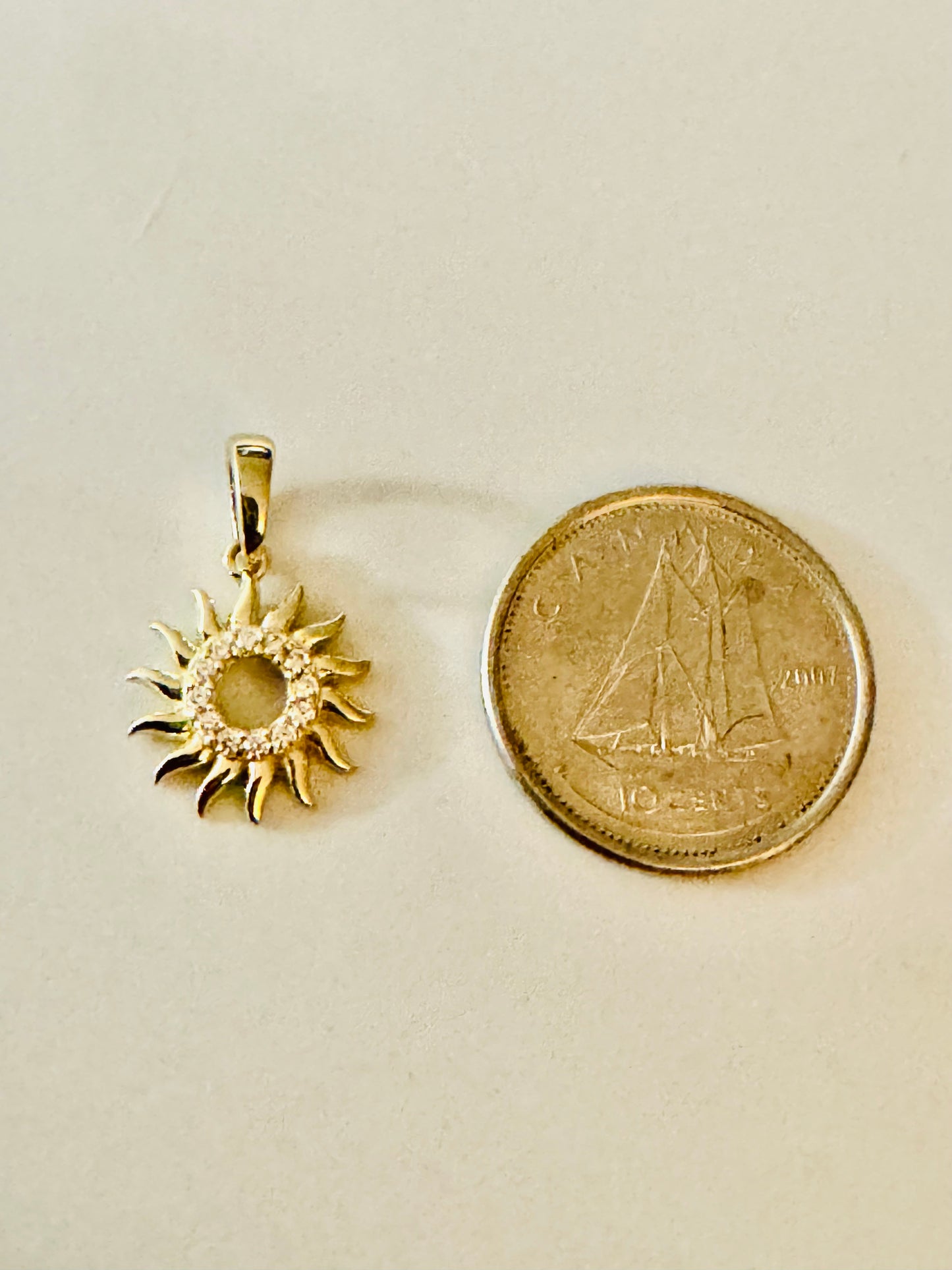 #403 pendentif petit soleil avec zircon en or 10k