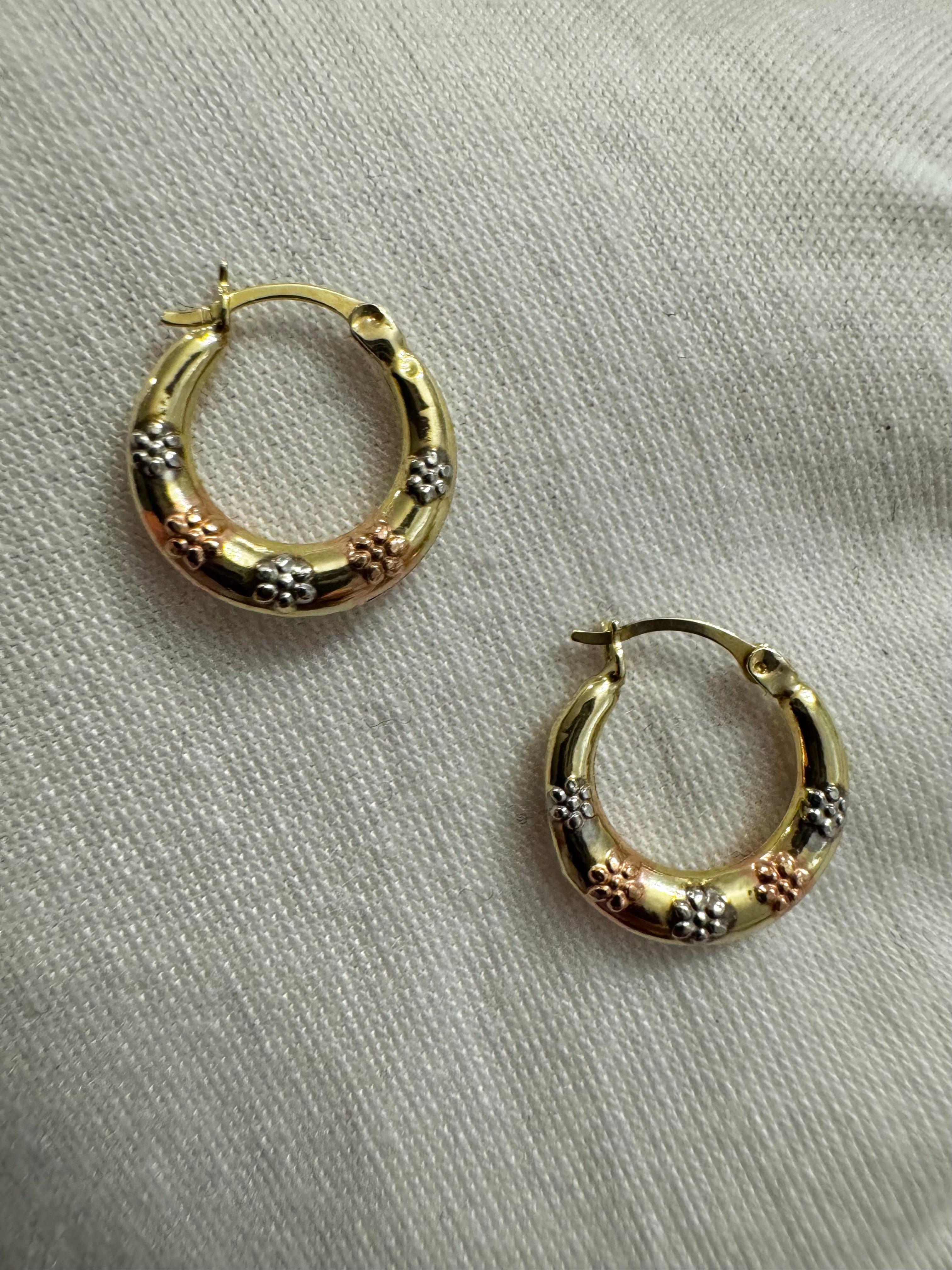 Boucles D'oreilles Fleurs Vertes Avec Perle Blanche - Doré, Neuf Avec étiquettes