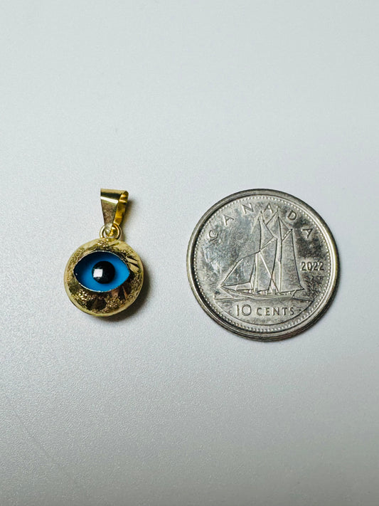 Pendentif 3e œil rond en or 10K comparé à une pièce de 10 cents