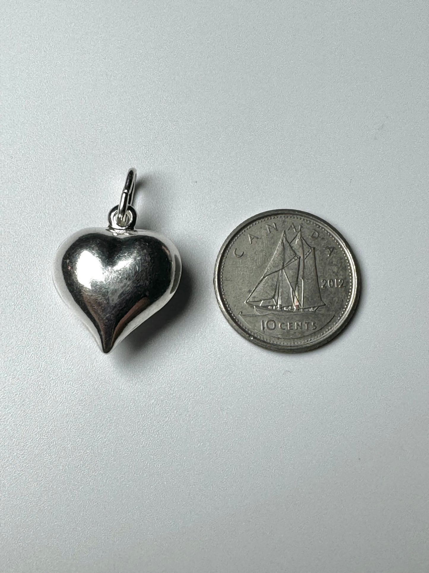 Colgante de corazón en plata de ley.