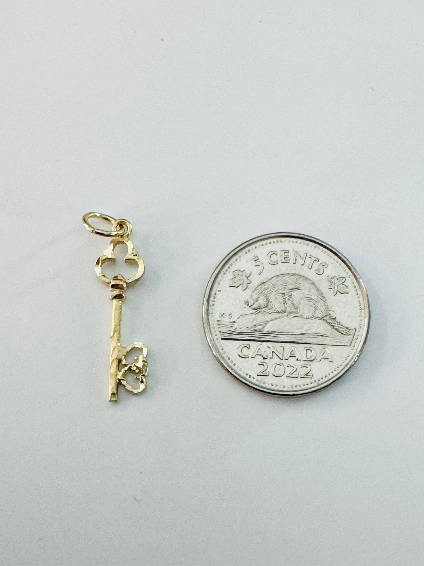 #454 pendentif clé avec cœur sur tige en or 10 carats