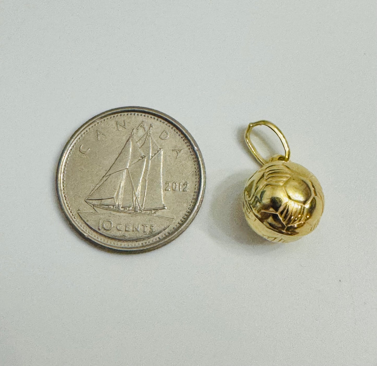 #426 Pendentif ballon de soccer en or 10k