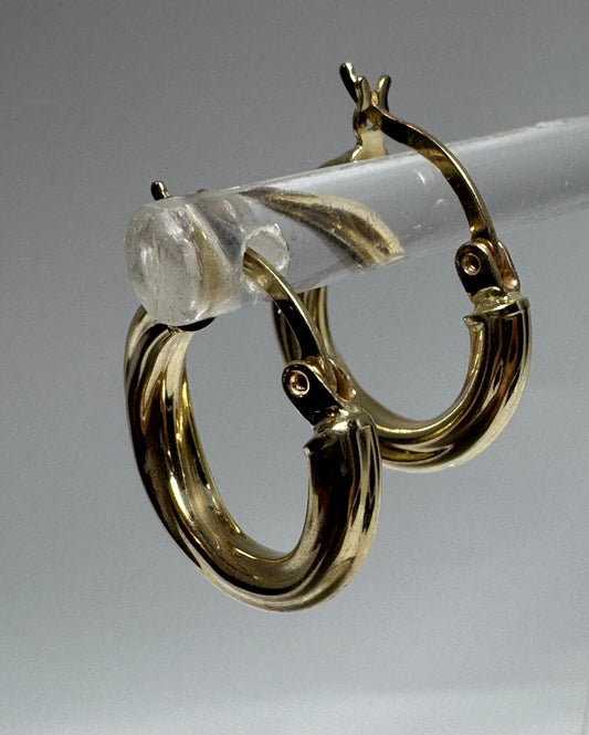 #312 petites boucles d’oreilles anneaux lignées en or 10k