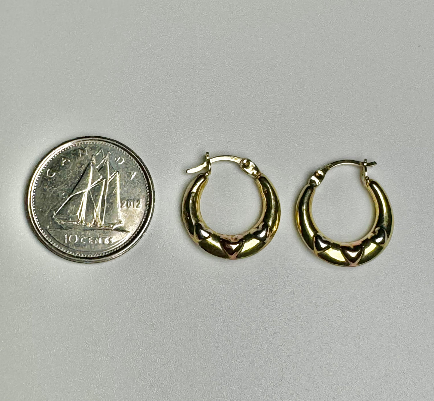 #302 Petite boucles d’oreilles avec cœur trois couleurs en or 10k