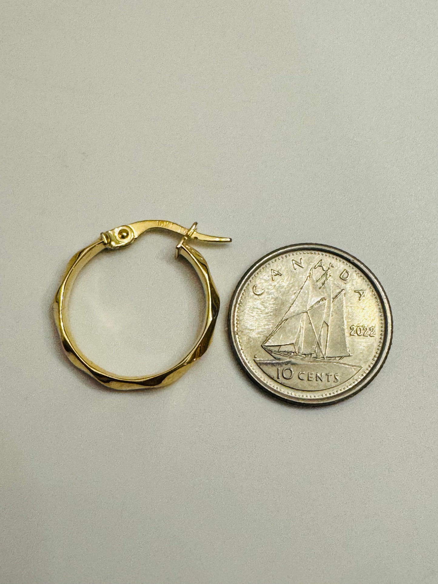 #315 petites boucles d’oreilles anneaux ondulées neuve en or 10k