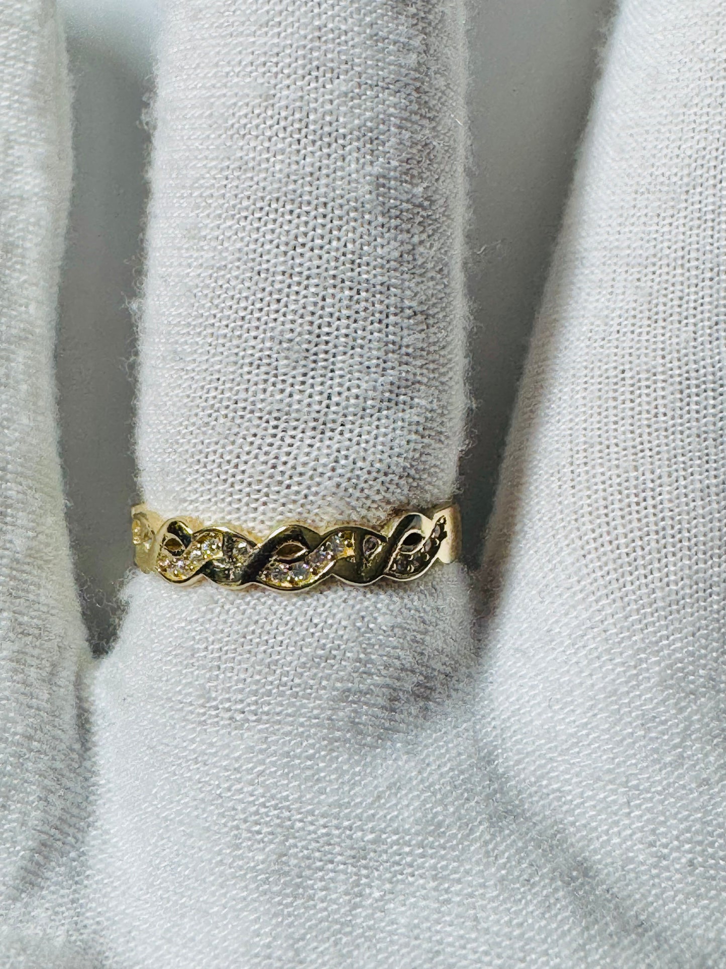 #220 bague entrelacée avec zircon en or 10K