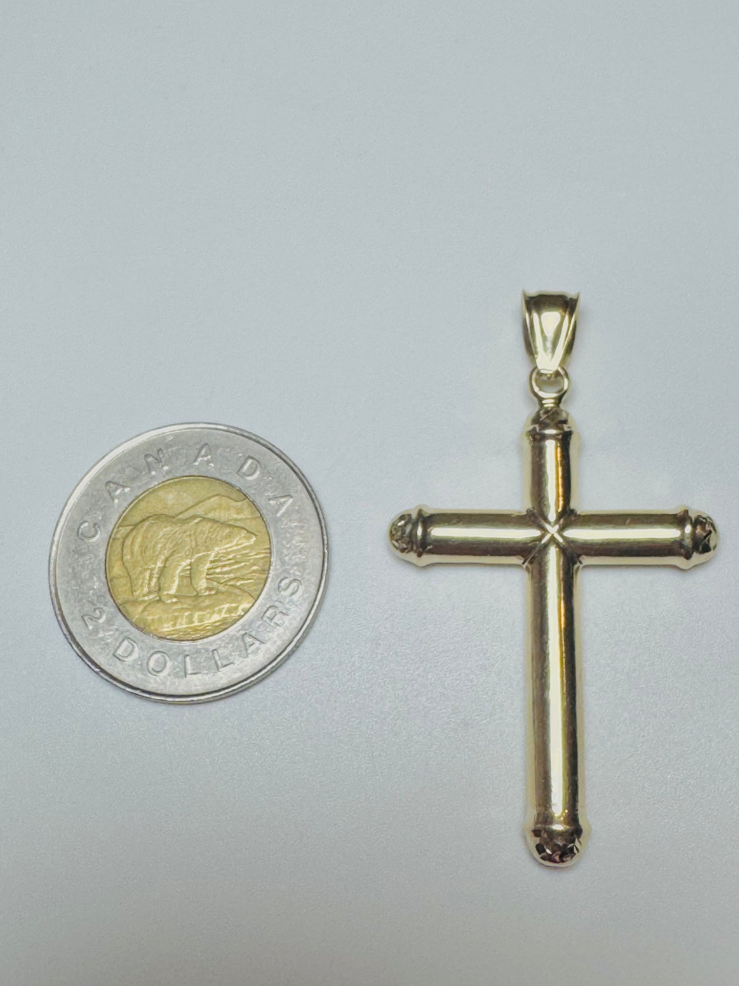 #425 pendentif grande croix bombée unie en or 10k