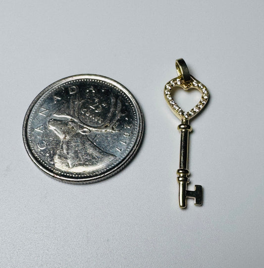 #465 pendentif clé avec cœur en zircon en or 10k