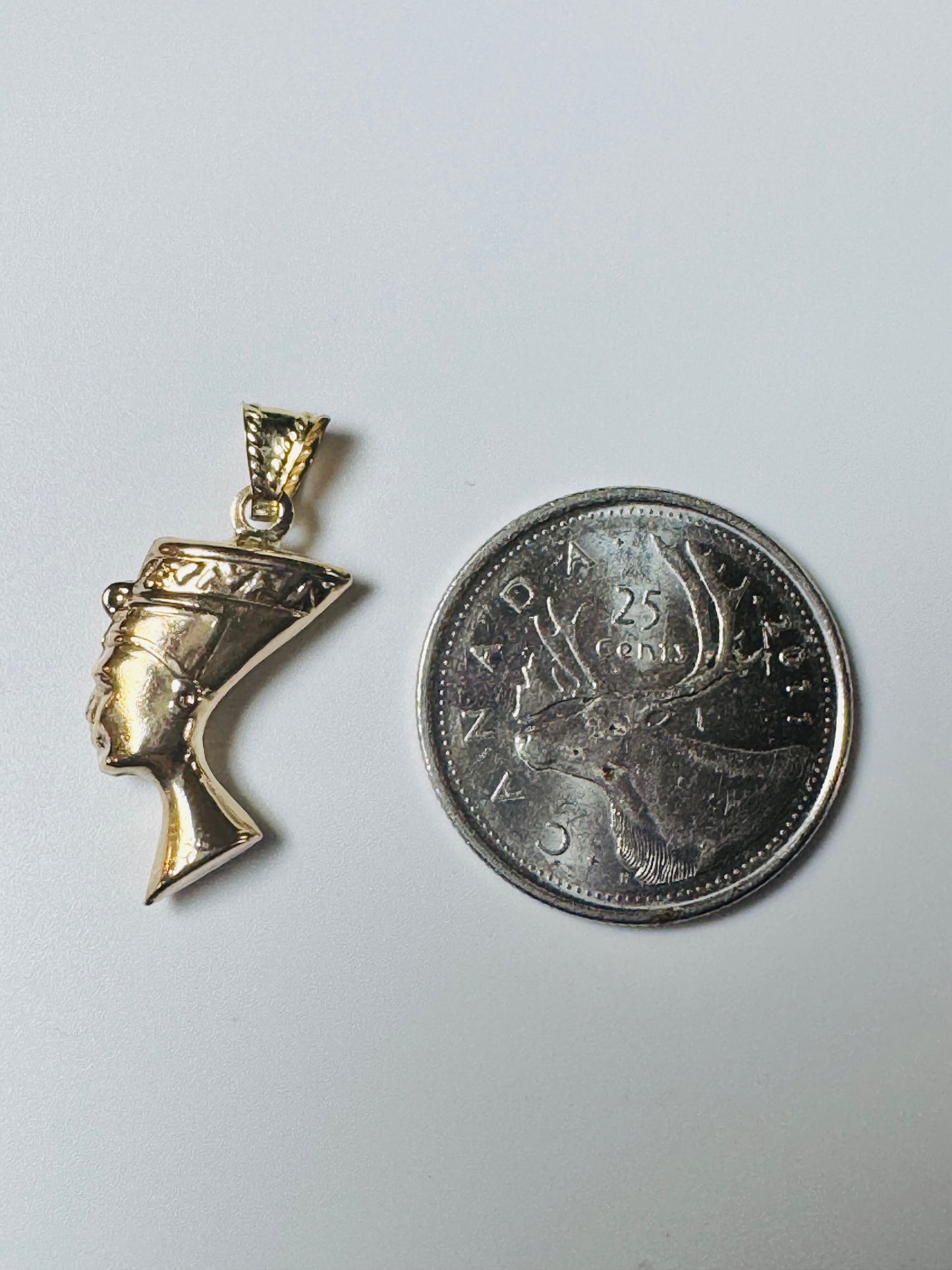 #406 Pendentif tête de Nefertiti en or 10 carats