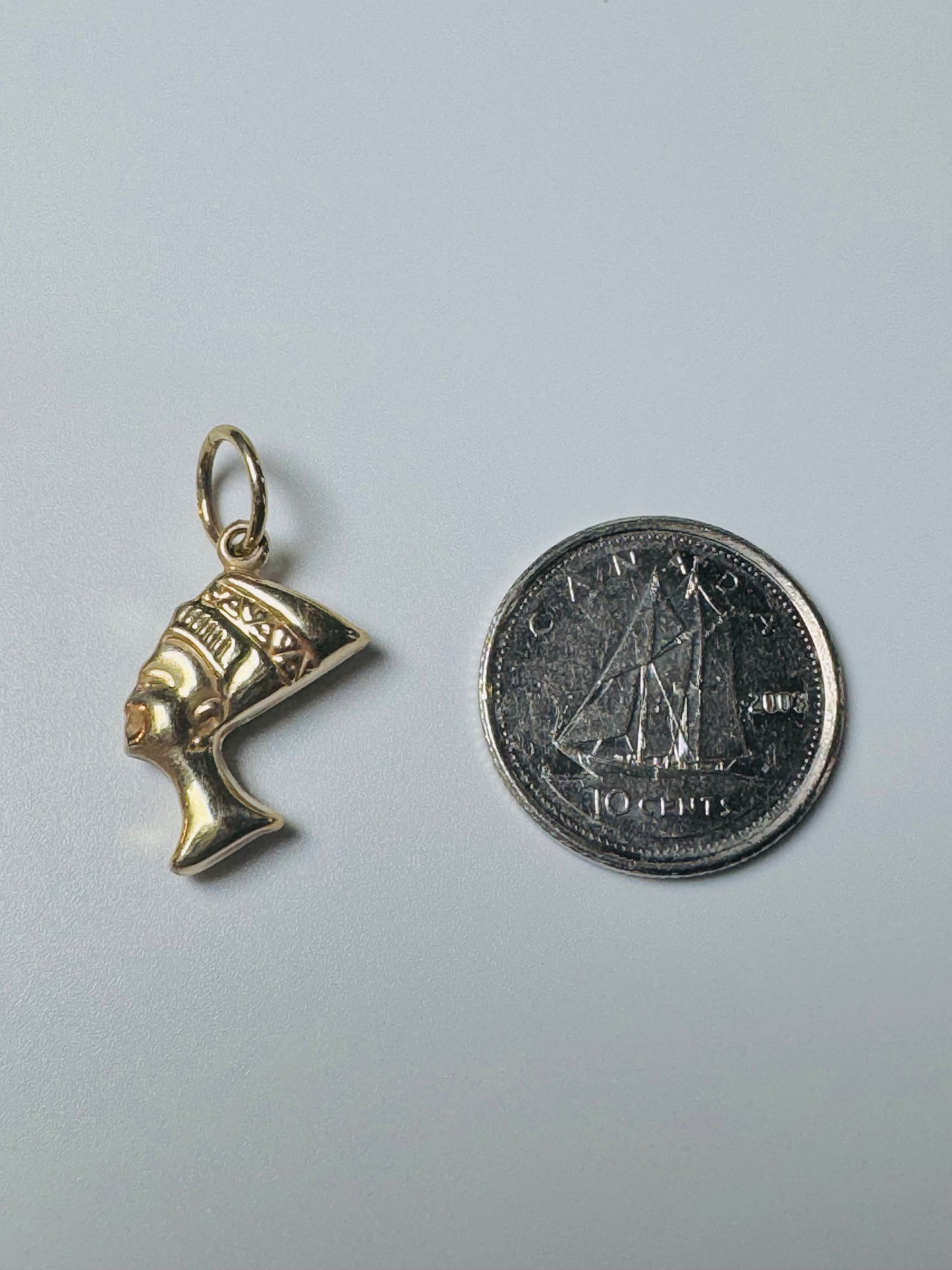 #405 Pendentif petite tête de Nefertiti en or 10 carats