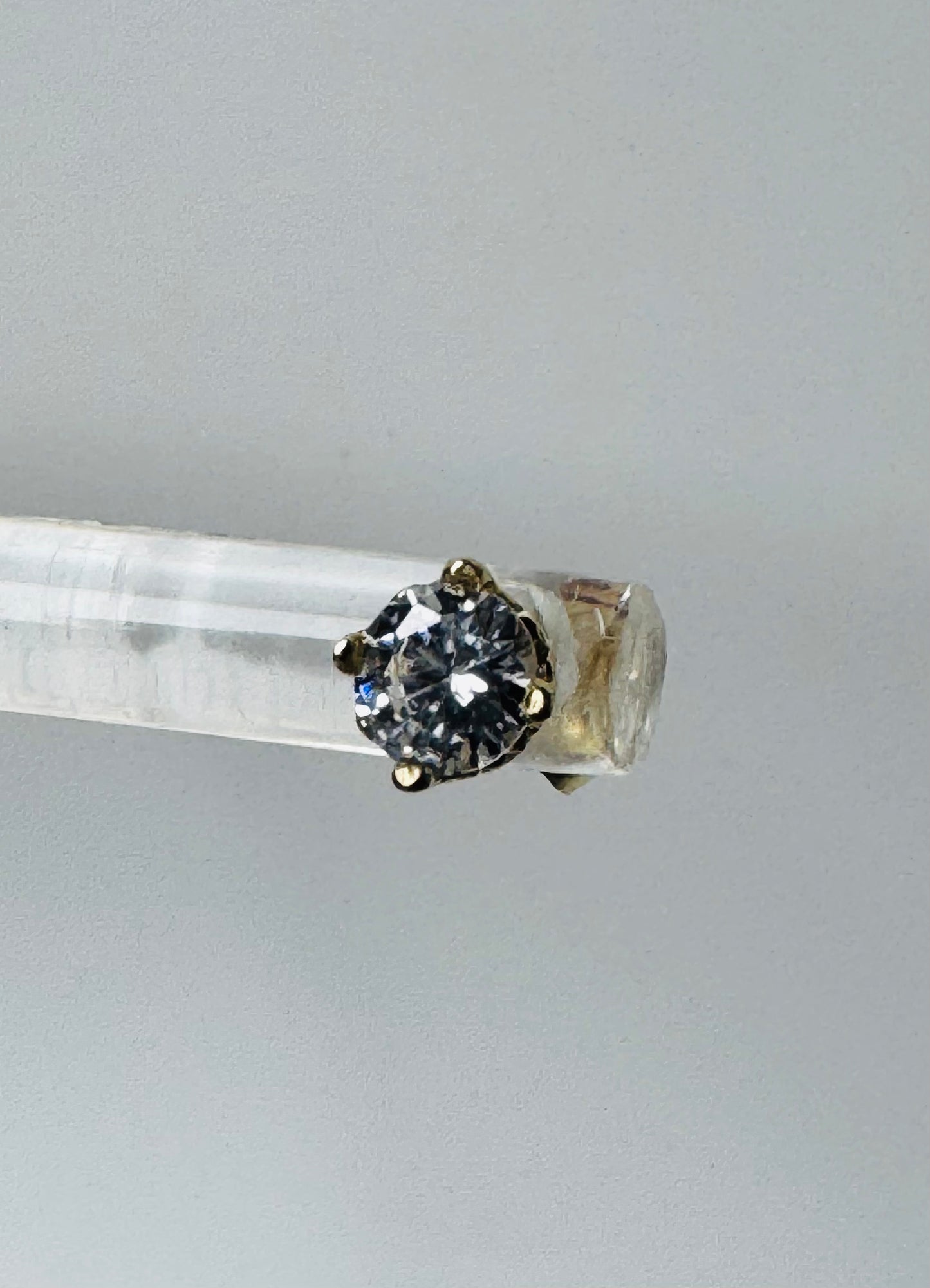 #335 boucles d’oreilles tige avec zircon carré 4,6mm en or jaune 10 carats