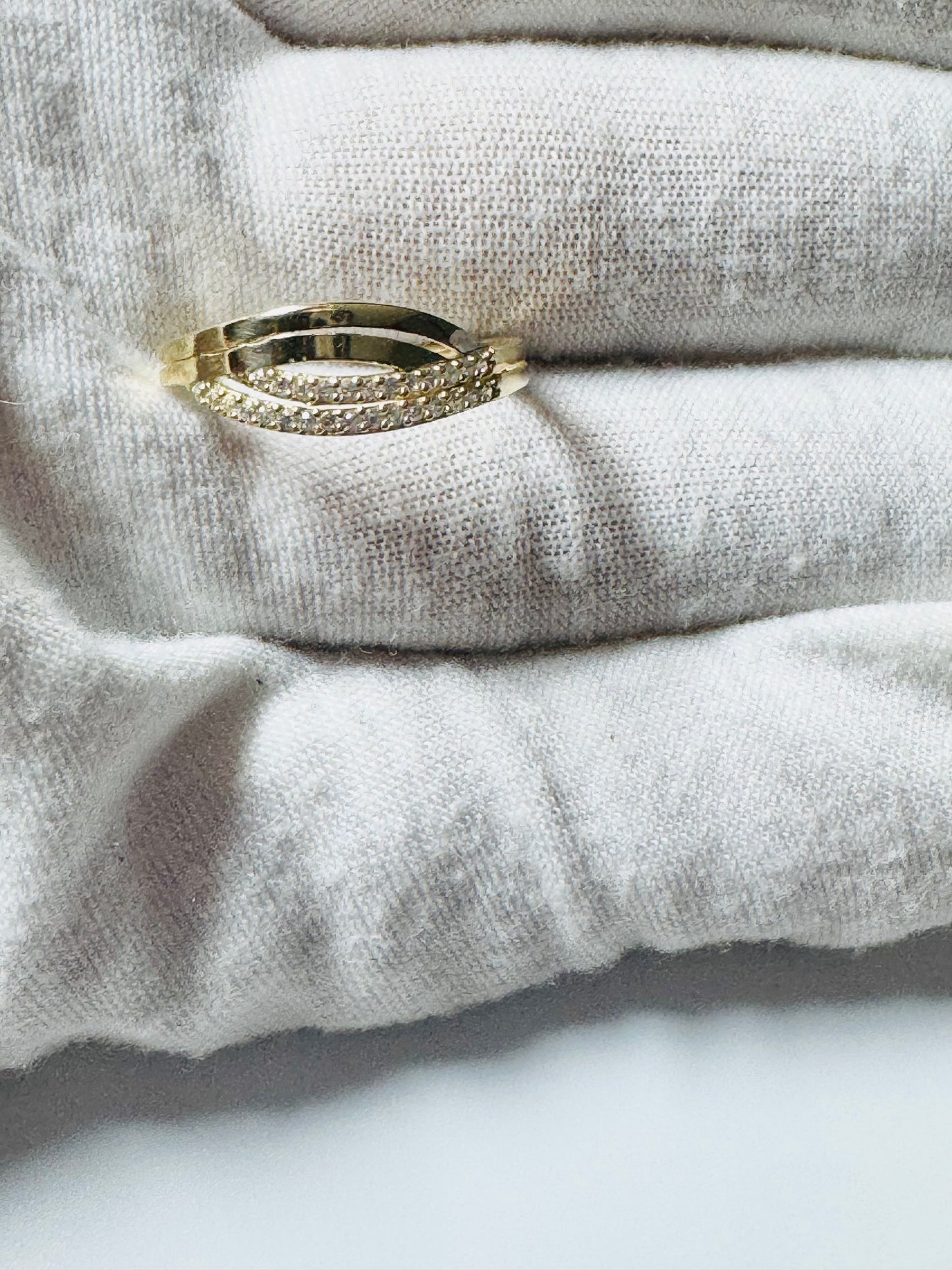 Détail de la bague entrelacée or jaune 10K