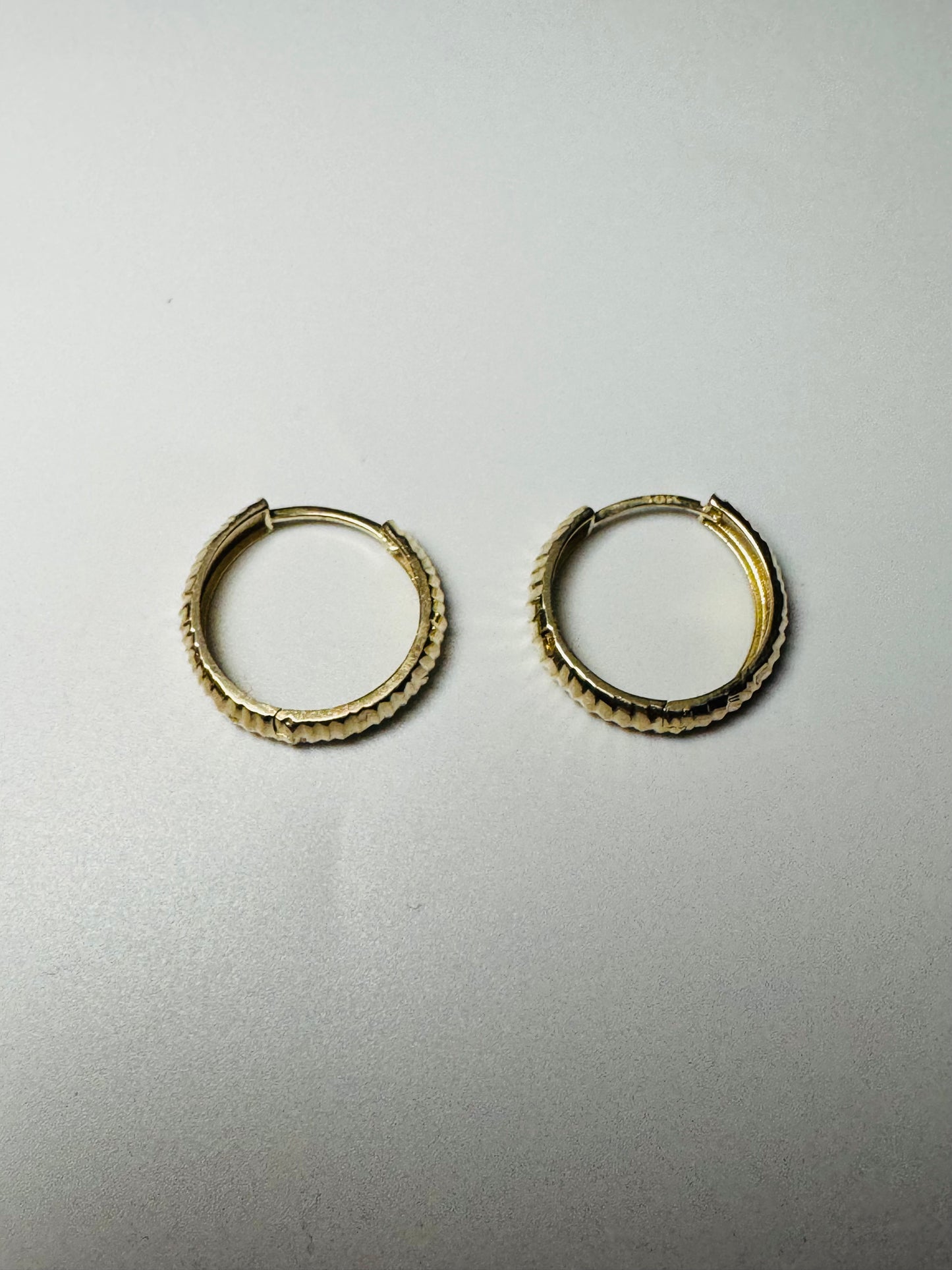 #323 Boucles d’oreilles dormeuses avec gravures en or 10k