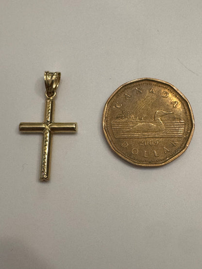 #415 pendentif croix gravure sur le centre en or 10k