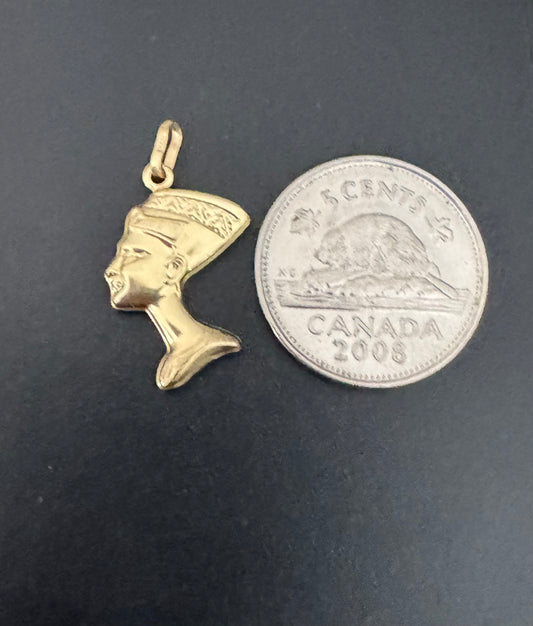#406 Pendentif petite tête de Néfertiti en or 10k