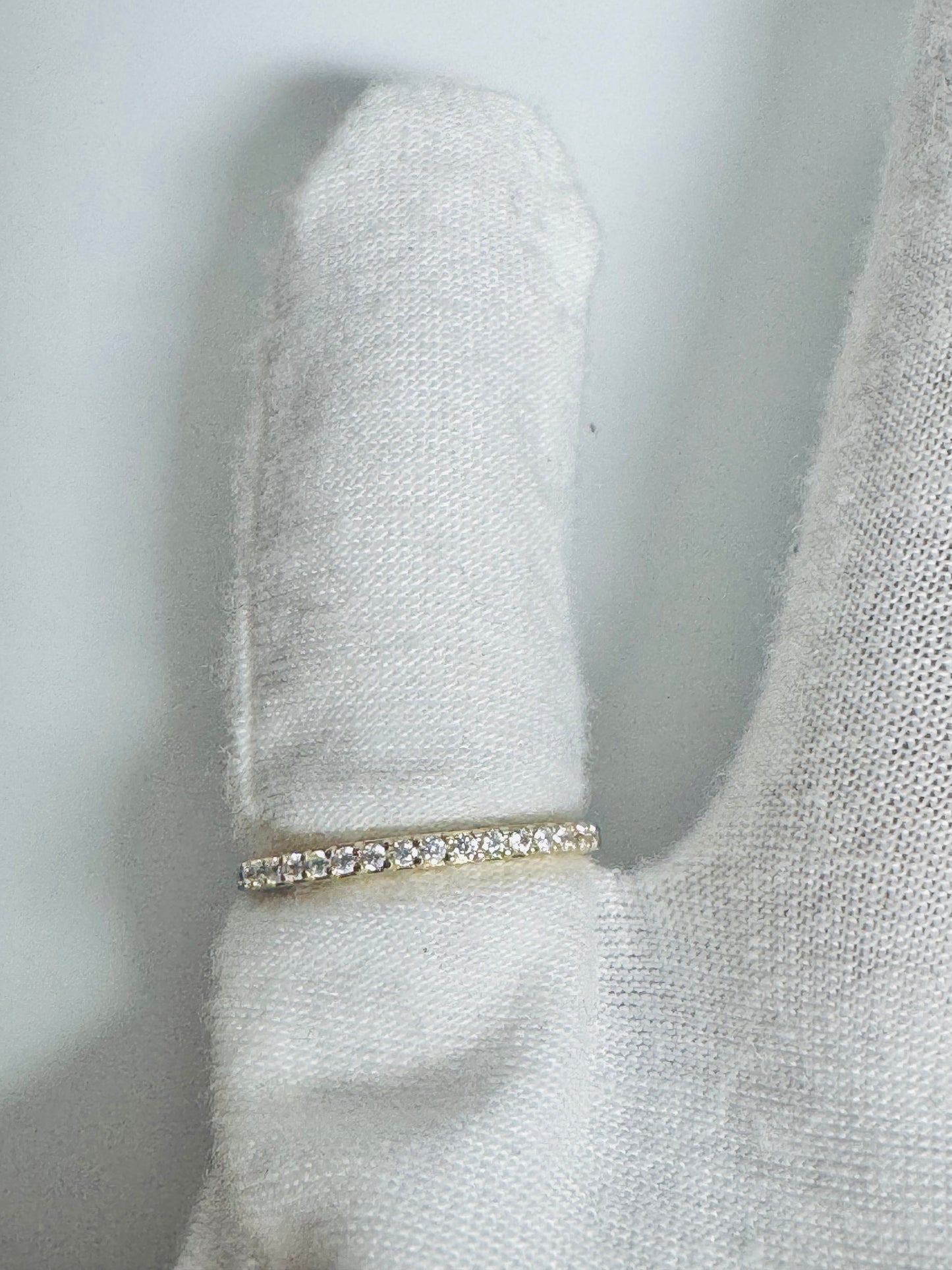 #214 bague semi-éternité de zircon en or 10k