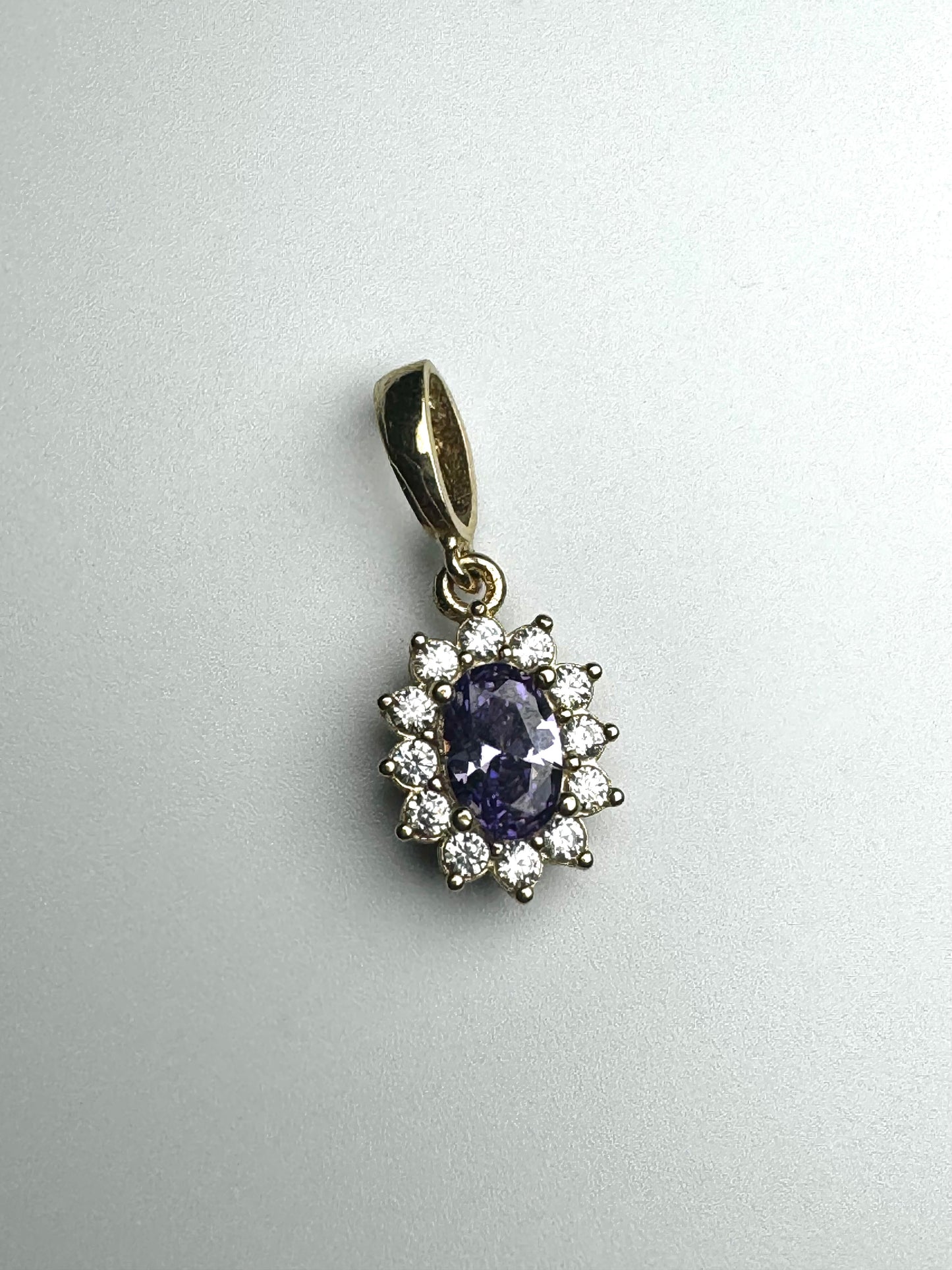 Pendentif ovale avec zircon mauve et blanc