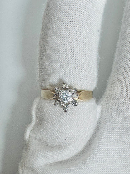 #213 bague zircon en fleurs en or 10k