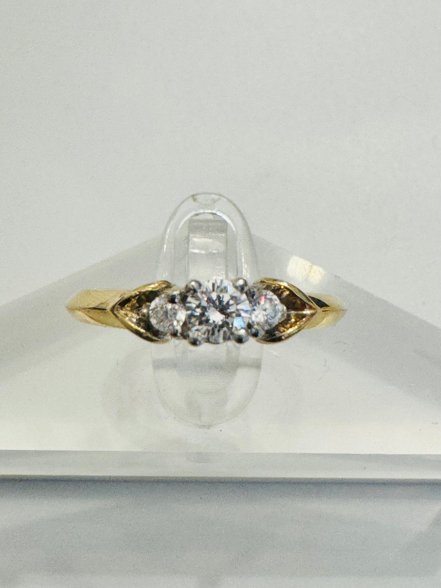 #206 bague trois zircon entourées d’or blanc anneau or jaune en or 10k