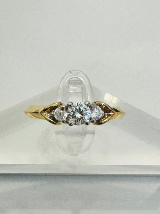 #206 bague trois zircon entourées d’or blanc anneau or jaune en or 10k