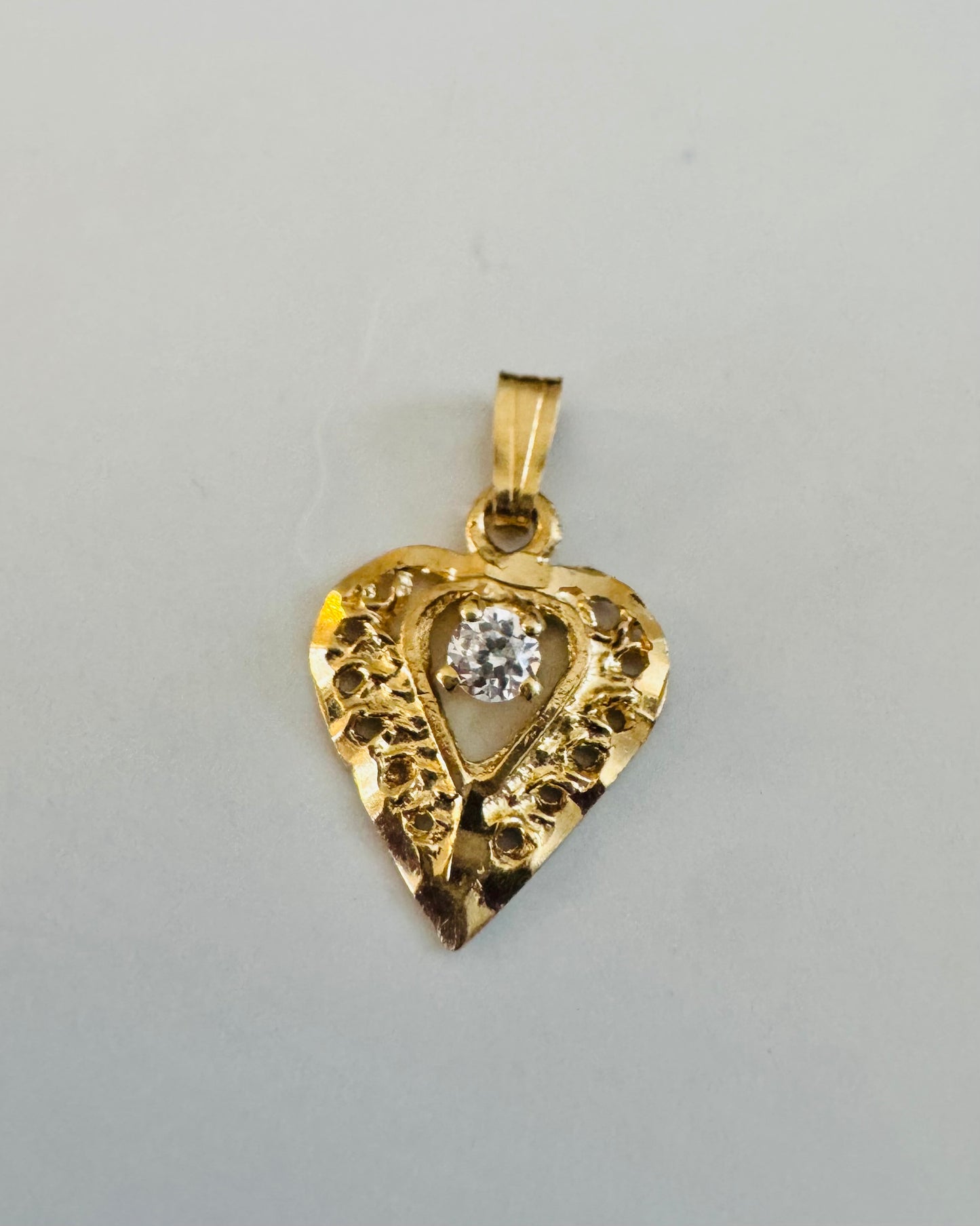 #409 Colgante de corazón con circonita en el centro en oro de 10k