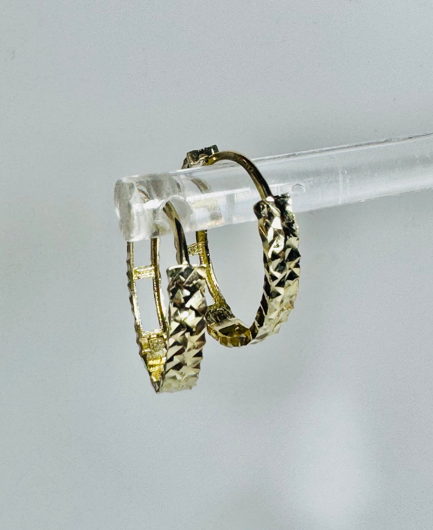 #306 boucles d’oreilles petites anneaux ovales avec gravure en or 10k￼