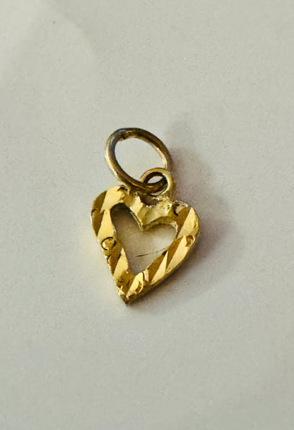 Détail du pendentif cœur breloque #410 en or jaune 10 carats avec texture facettée diamantée.