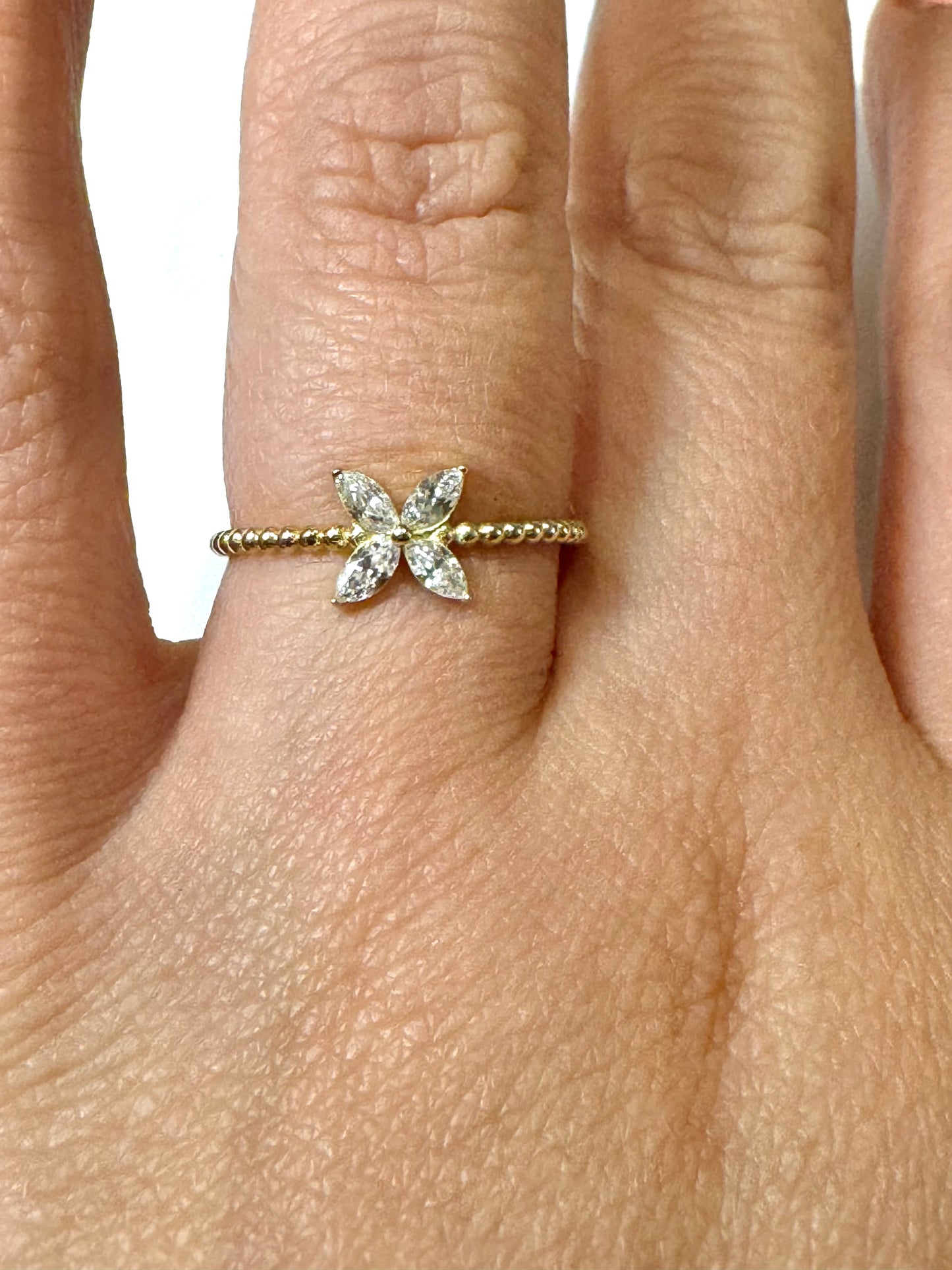 Bague entrelacée en or avec fleurs en zircon