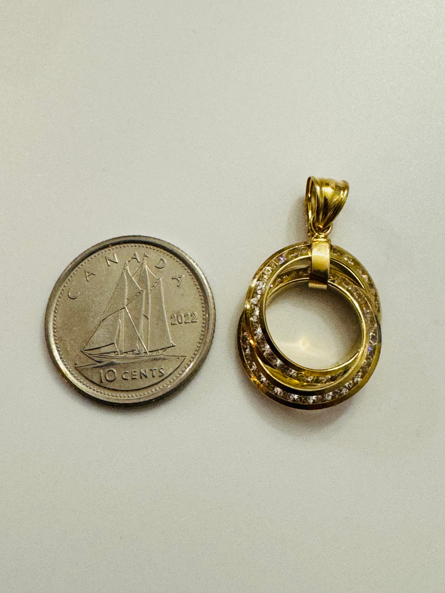 #434 pendentif cercle enlacé avec zircon en or 10k