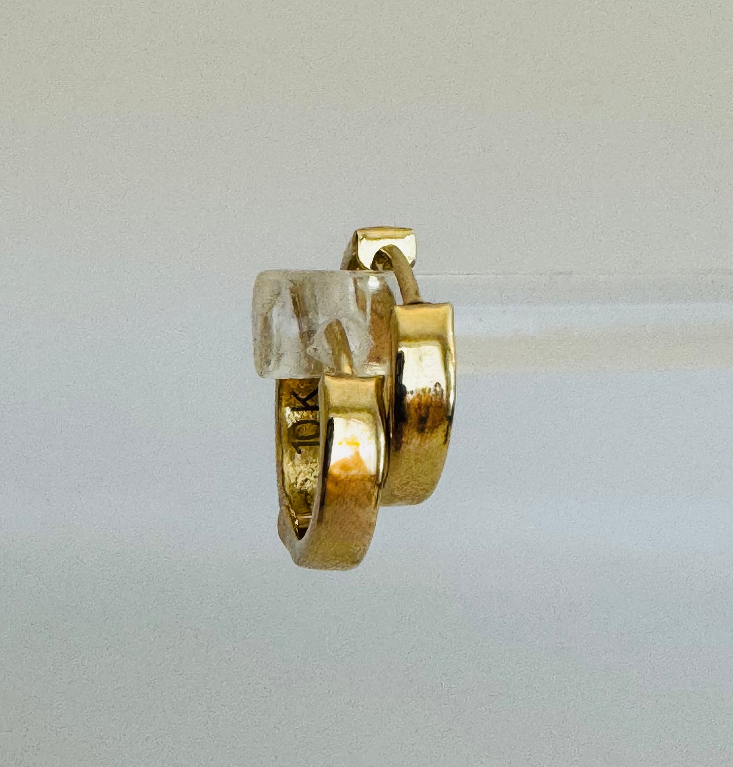 #323 petite dormeuse unie en or 10k￼