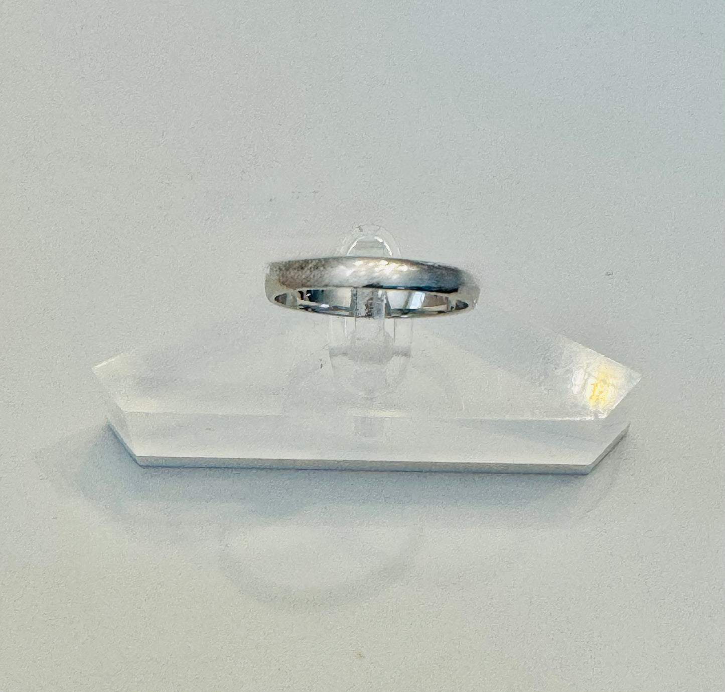 #205 bague jonc arrondi 3mm en or blanc 10k