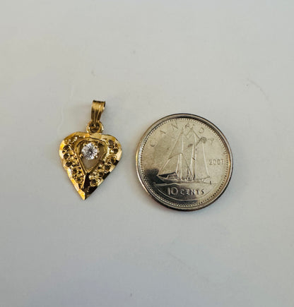 #409 Colgante de corazón con circonita en el centro en oro de 10k