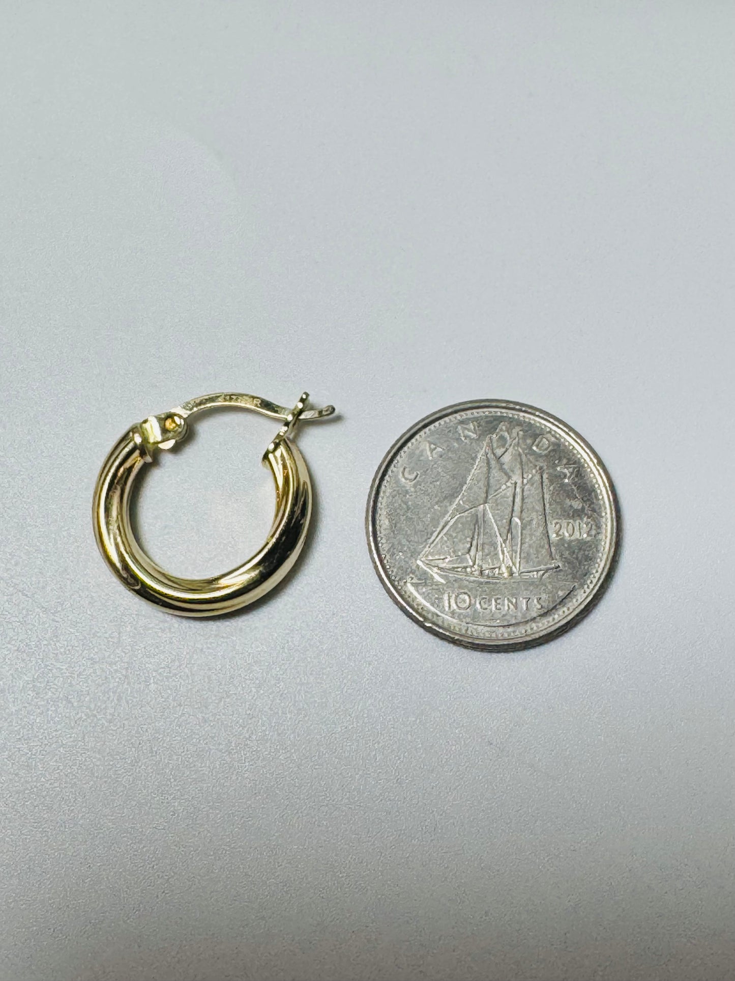 #312 petites boucles d’oreilles anneaux lignées en or 10k