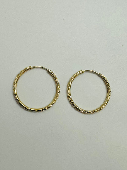 #322 boucles d’oreilles anneaux avec gravure fermoir intégré 5 cents en or 10k￼