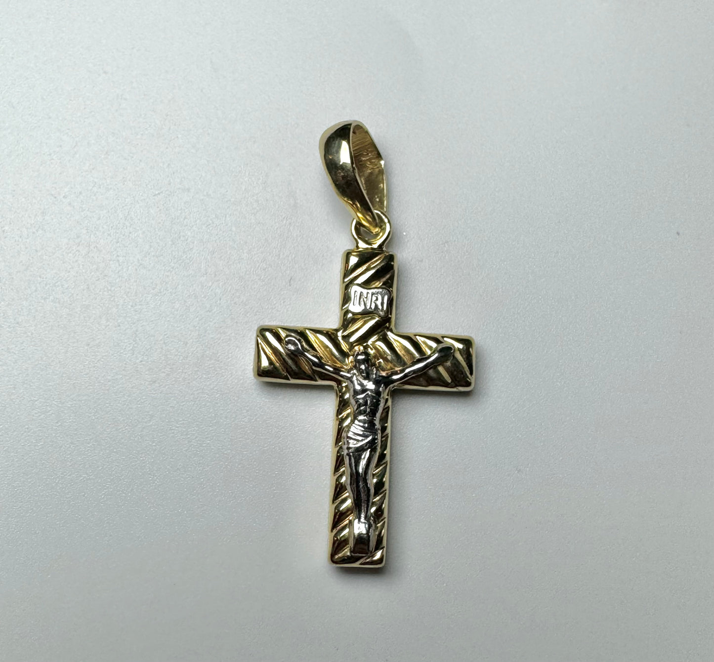 Pendentif croix lignée avec jésus 2 couleurs en or 10 carats