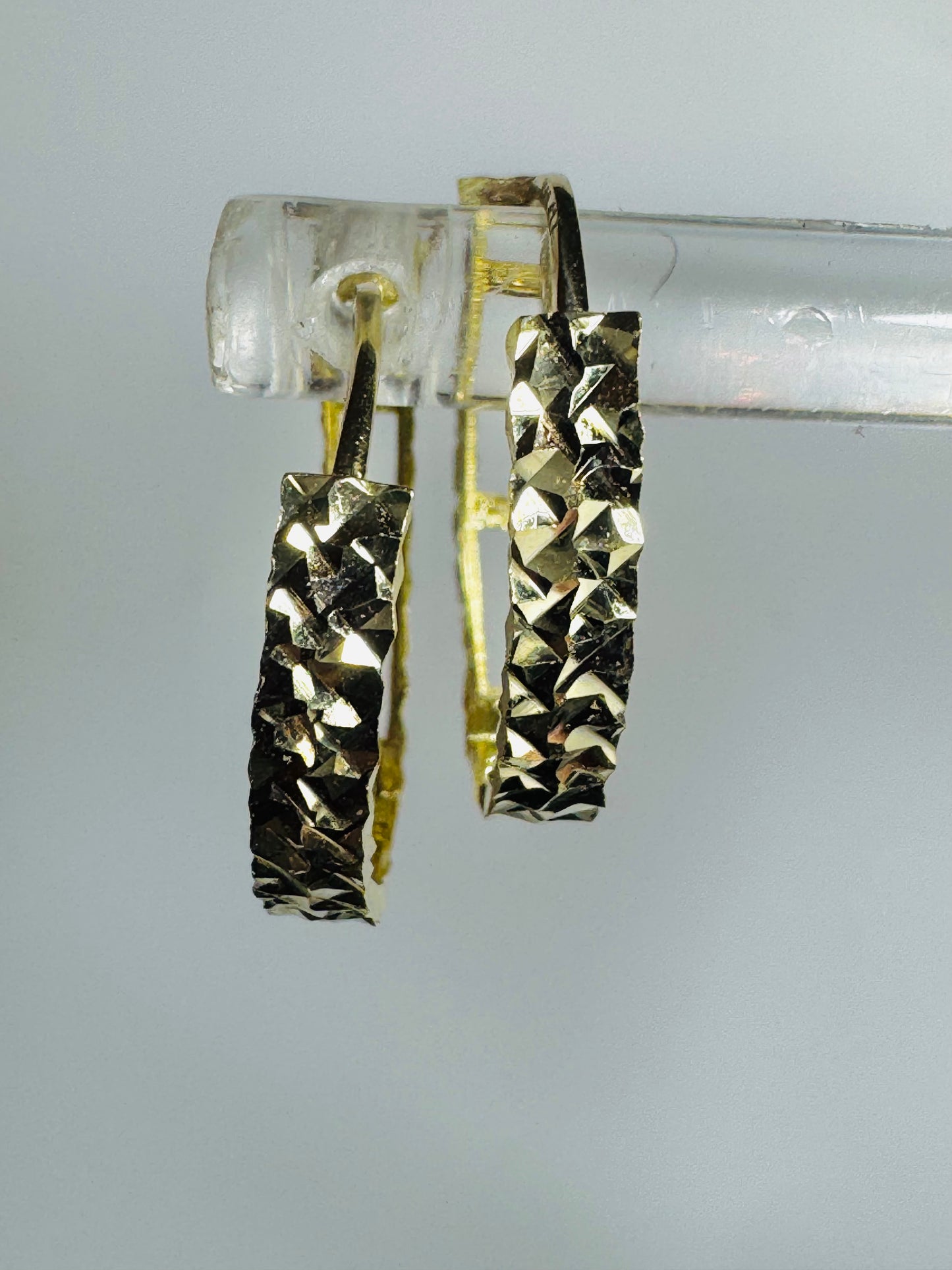 #306 boucles d’oreilles petites anneaux ovales avec gravure en or 10k￼