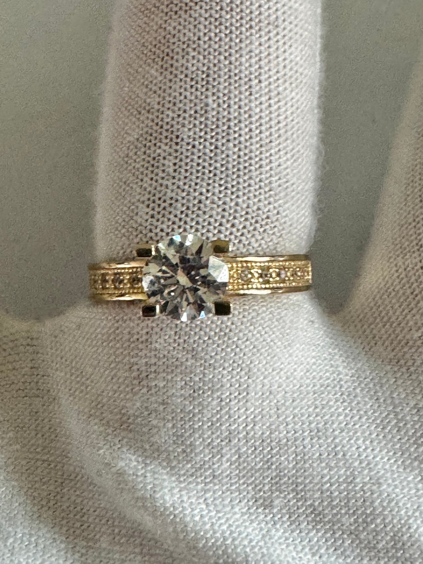 #203 bague alliance solitaire sertie de zircon en or 10k