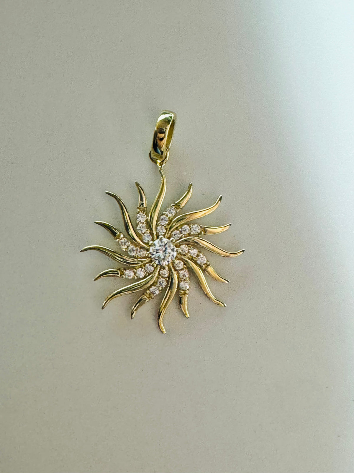 #461 pendentif soleil rayon en zircon en or 10k￼