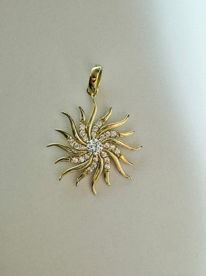 #461 pendentif soleil rayon en zircon en or 10k￼