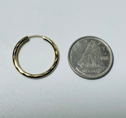 #309 boucles d’oreilles petites anneaux avec gravure en or 10k